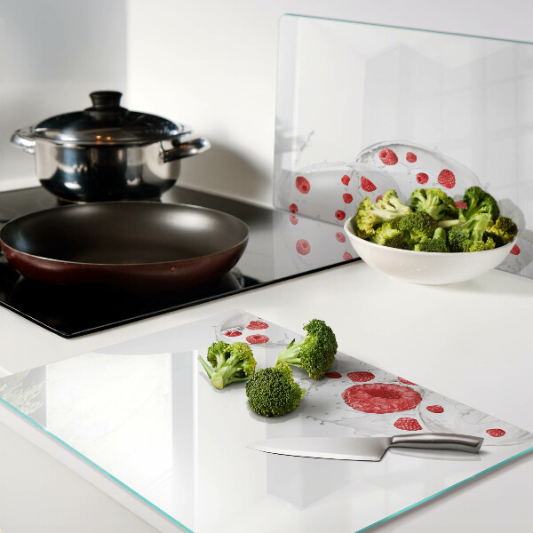 Schneidebrett mit Motiv aus Himbeerblasen in Wasser