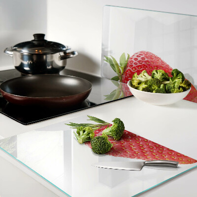 Glas schneidebrett Erdbeere auf weißem Hintergrund