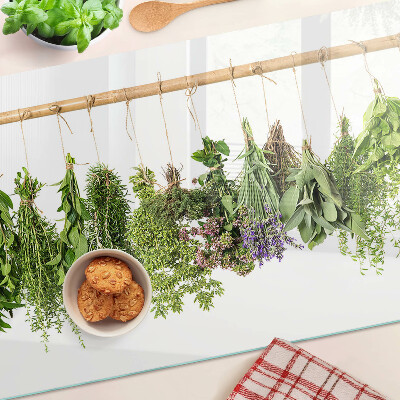Schneidebrett Glas mit getrockneten Kräutern an einer Schnur