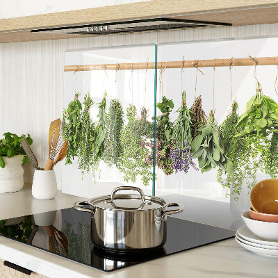 Schneidebrett Glas mit getrockneten Kräutern an einer Schnur