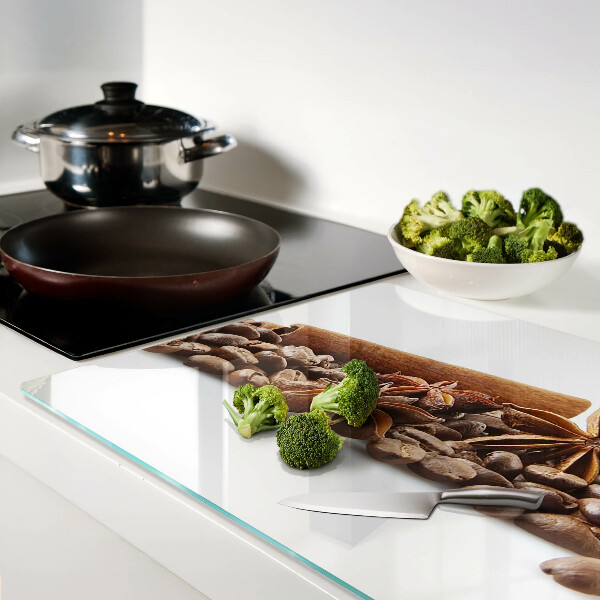 Glas schneidebrett mit Motiv aus Gewürzen und Kaffeebohnen