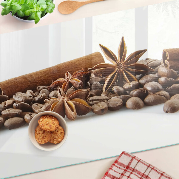 Glas schneidebrett Gewürze und Kaffeebohnen