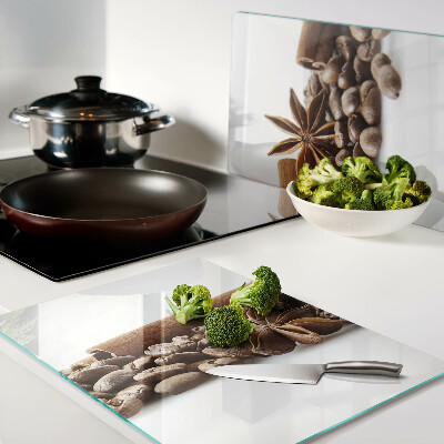 Glas schneidebrett mit Motiv aus Gewürzen und Kaffeebohnen