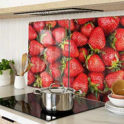 Schneidebrett Erdbeeren auf rotem Hintergrund