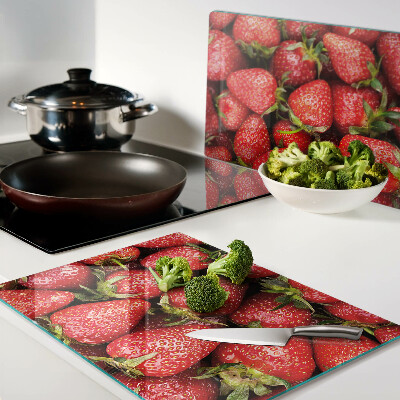 Schneidebrett Erdbeeren auf rotem Hintergrund