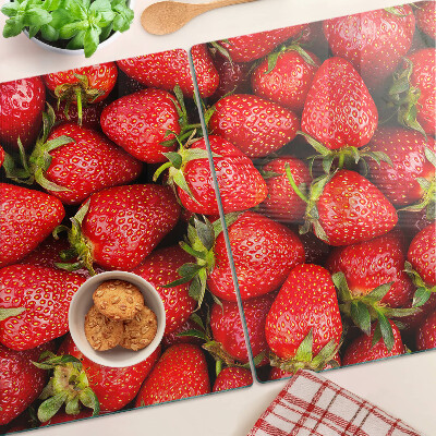 Schneidebrett Erdbeeren auf rotem Hintergrund