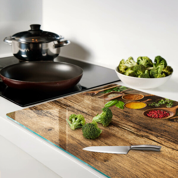 Schneidebrett Gewürze und Kräuter auf Holzgrund