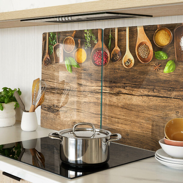 Schneidebrett Gewürze und Kräuter auf Holzgrund