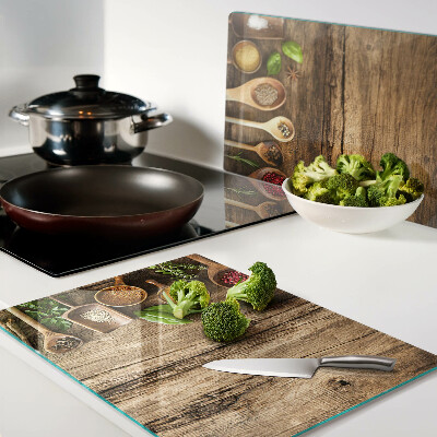 Schneidebrett Gewürze und Kräuter auf Holzgrund