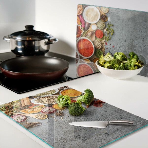 Glas-Schneidebrett mit Motiv aus Gewürzen und Kräutern