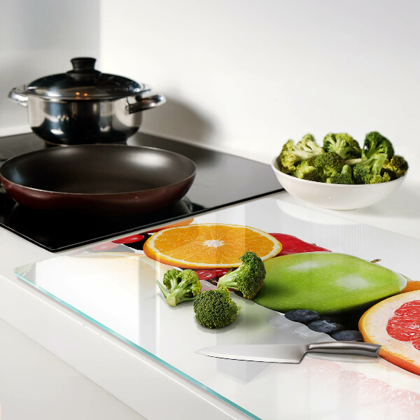 Schneidebrett mit Zitrusfrüchten in Pastellfarben