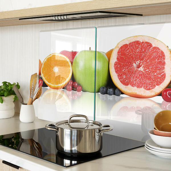 Schneidebrett mit Zitrusfrüchten in Pastellfarben