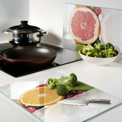 Schneidebrett mit Zitrusfrüchten in Pastellfarben