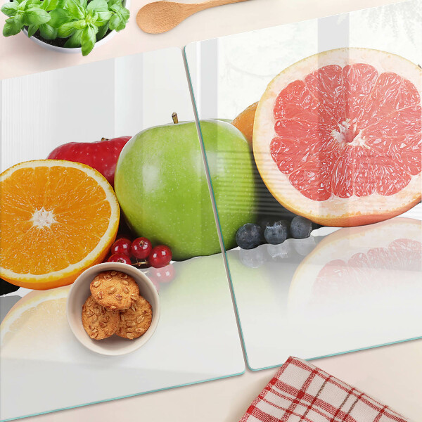 Schneidebrett mit Zitrusfrüchten in Pastellfarben