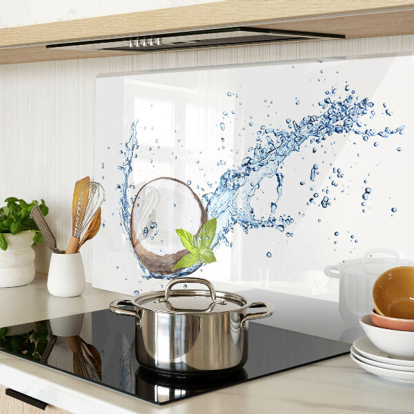 Glas schneidebrett Kokosnuss mit Wasser und Minze