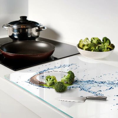 Glas schneidebrett Kokosnuss mit Wasser und Minze