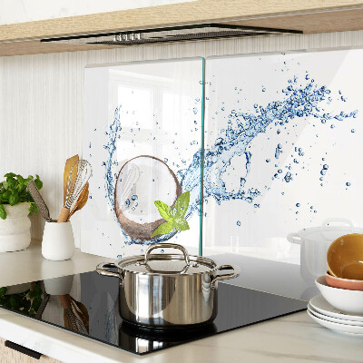 Glas schneidebrett Kokosnuss mit Wasser und Minze