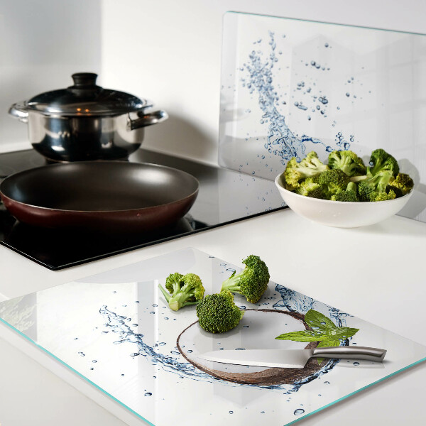 Glas schneidebrett Kokosnuss mit Wasser und Minze