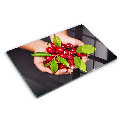 Schneidebrett glas Rote Kirschen in den Händen