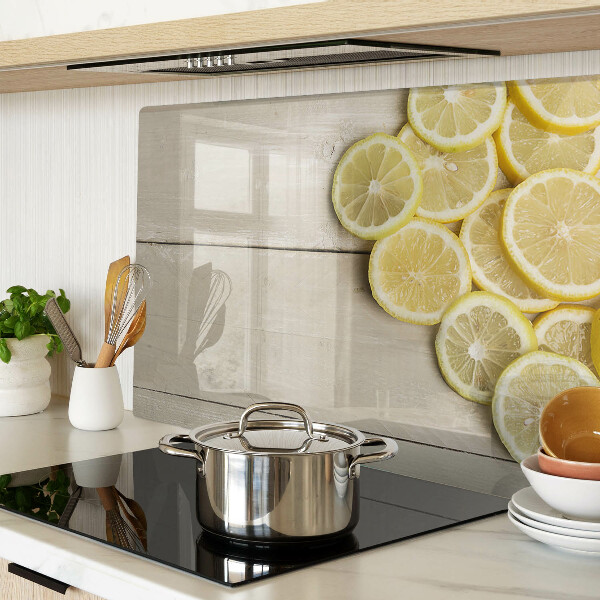 Schneidebrett Zitronenscheiben auf Holzgrund