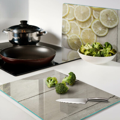 Schneidebrett Zitronenscheiben auf Holzgrund