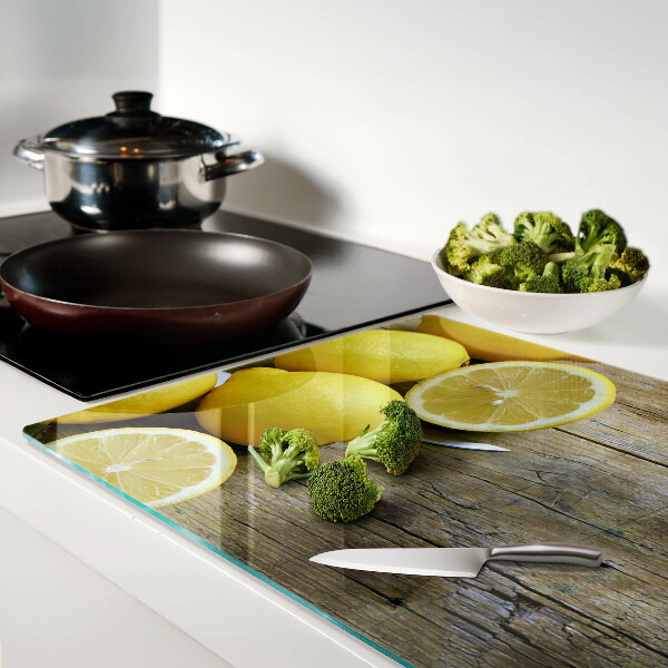 Schneidebrett mit Motiv aus Zitronen auf Holzgrund