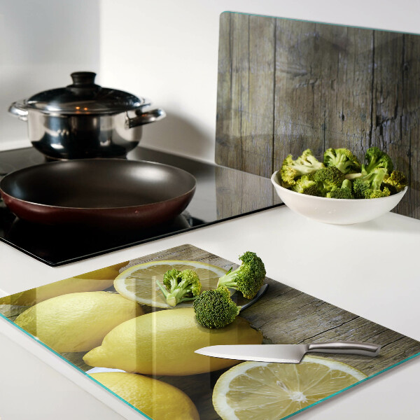 Schneidebrett mit Motiv aus Zitronen auf Holzgrund