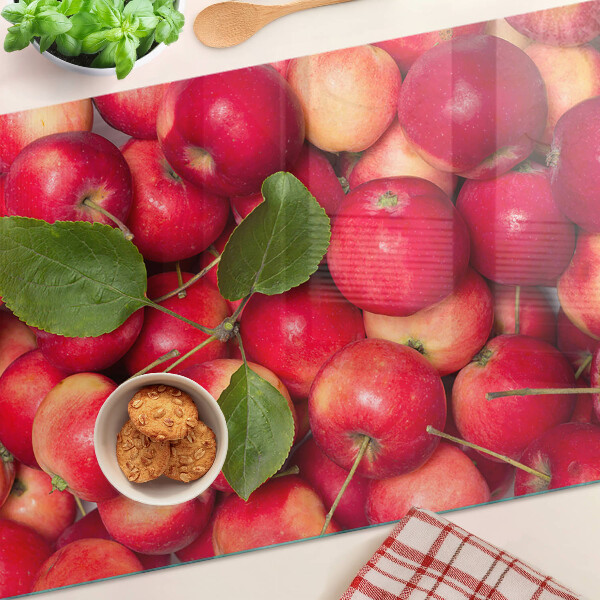 Schneidebrett mit Äpfeln in verschiedenen Farbtönen