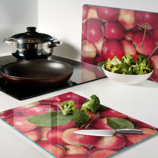 Schneidebrett mit Äpfeln in verschiedenen Farbtönen