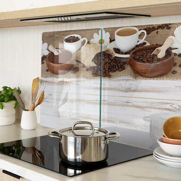 Schneidebrett Kaffee und Kaffeebohnen