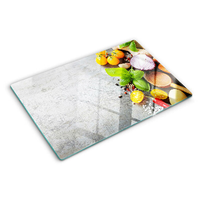 Schneidebrett mit aufgedrucktem Motiv aus Küchenzutaten und Kräutern