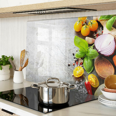 Schneidebrett Küchenzutaten und Kräuter