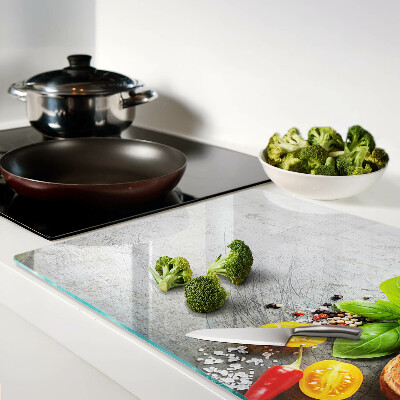 Schneidebrett Küchenzutaten und Kräuter