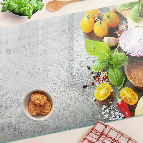 Schneidebrett Küchenzutaten und Kräuter