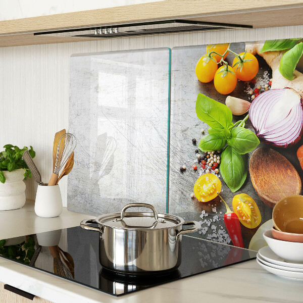 Schneidebrett Küchenzutaten und Kräuter