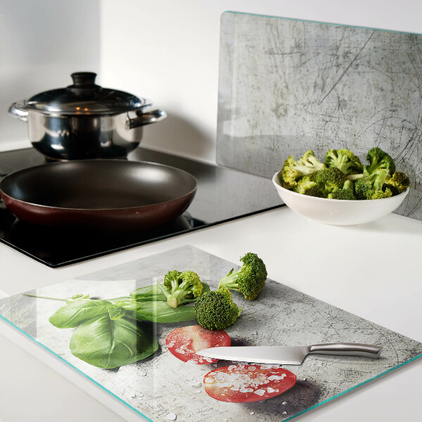 Schneidebrett glas Tomaten mit Basilikum und Salz