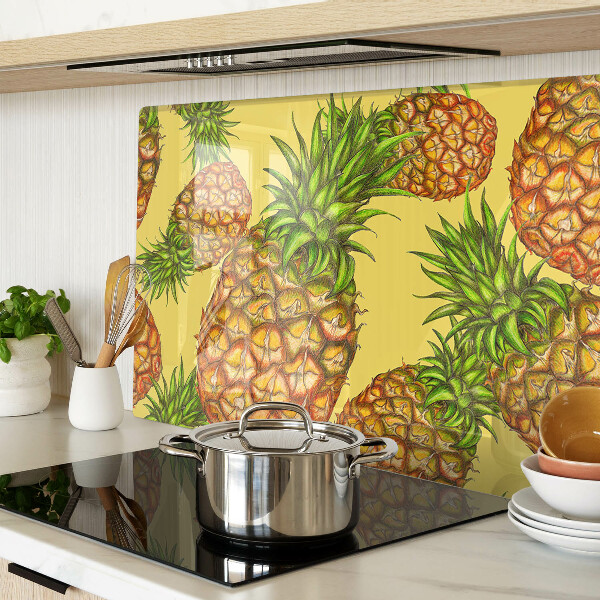 Schneidebrett Ananas auf gelbem Hintergrund