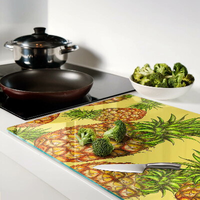 Schneidebrett Ananas auf gelbem Hintergrund