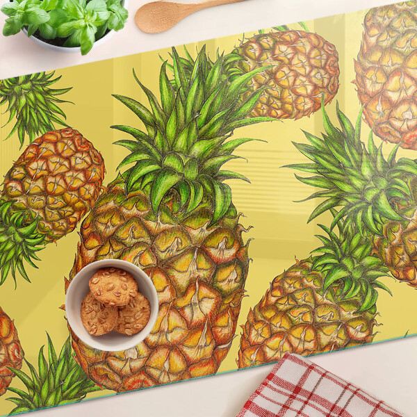Schneidebrett Ananas auf gelbem Hintergrund