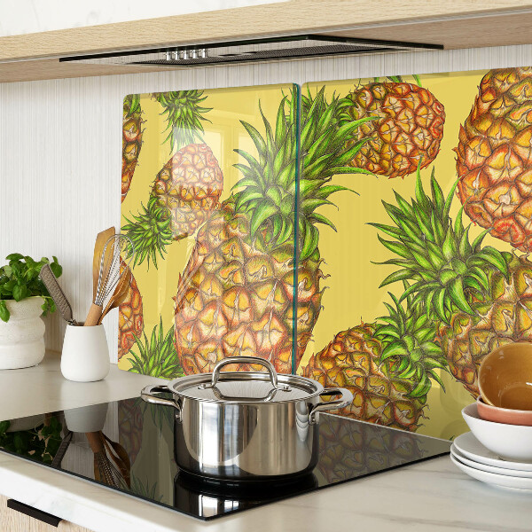 Schneidebrett mit Ananas-Motiv vor gelbem Hintergrund