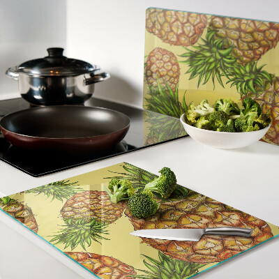 Schneidebrett Ananas auf gelbem Hintergrund