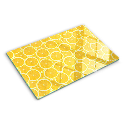 Schneidebrett Zitronenscheiben auf gelbem Hintergrund