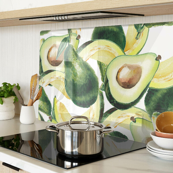 Glas-Schneidebrett mit Avocado-Motiv und Blättern im Hintergrund