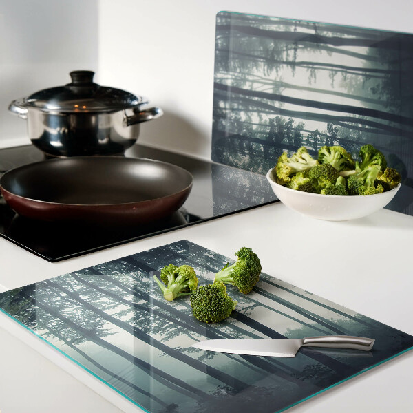 Schneidebrett Wald im Nebel