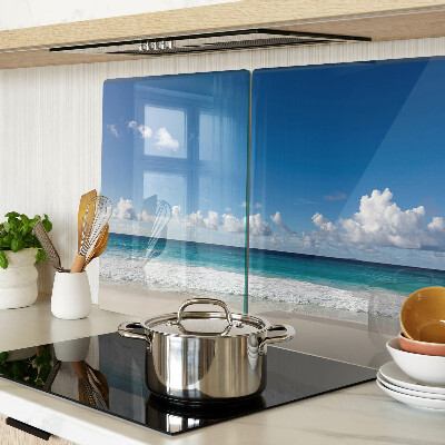 Schneidebrett Ein Strand mit türkisfarbenem Wasser und Wolken