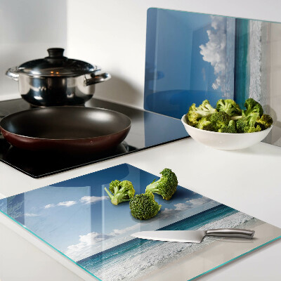 Schneidebrett Ein Strand mit türkisfarbenem Wasser und Wolken