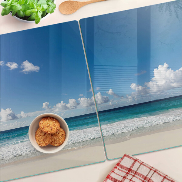 Schneidebrett mit Motiv eines Strandes mit türkisfarbenem Wasser und Wolken
