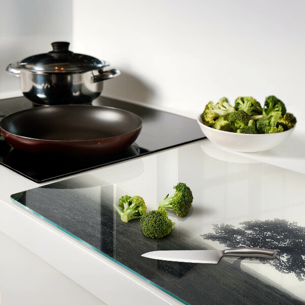 Schneidebrett glas Ein Baum in einer nebligen Landschaft