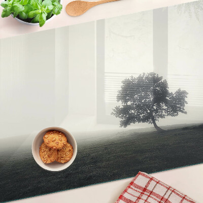 Schneidebrett glas Ein Baum in einer nebligen Landschaft