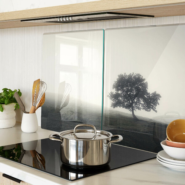 Schneidebrett Glas mit Motiv eines Baums in nebliger Landschaft